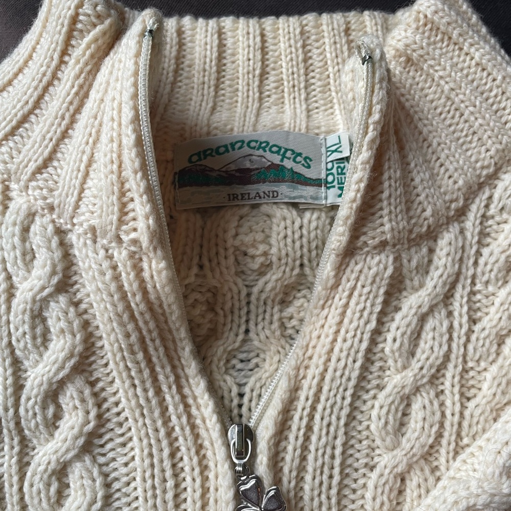 Beautiful 100% merino wool sweater ( unisex ) looks more like lg mens xxlwomens